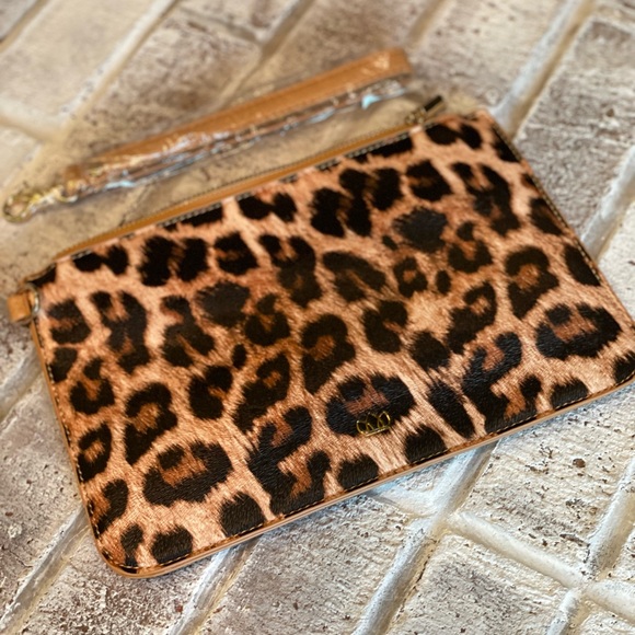 Stylish Leopard Print Wristlet in Vegan Leather - Perfect for On-the-Go Storage - Picture 10 of 12